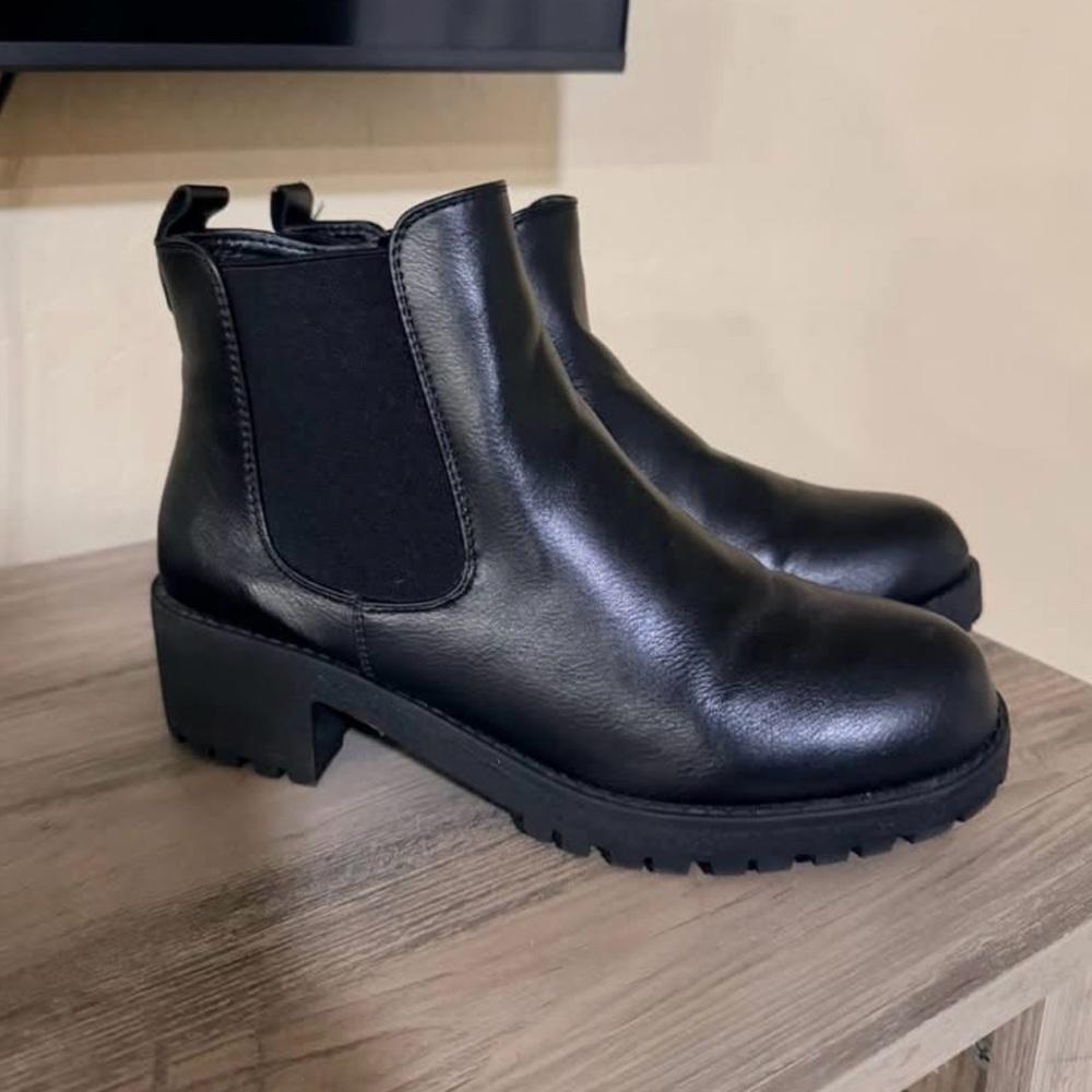 Black Leather Chelsea Lug Sole Boot
